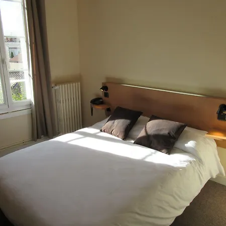 Contact De France 2* Saintes